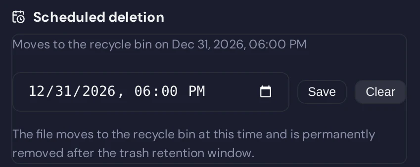 Der Abschnitt „Scheduled deletion“ in den Eigenschaften einer Datei: Die Datei wandert am 31. Dezember 2026 in den Papierkorb, dazu ein Datumsfeld, die Schaltflächen „Save“ und „Clear“ und der Hinweis, dass sie nach der Papierkorbfrist endgültig entfernt wird