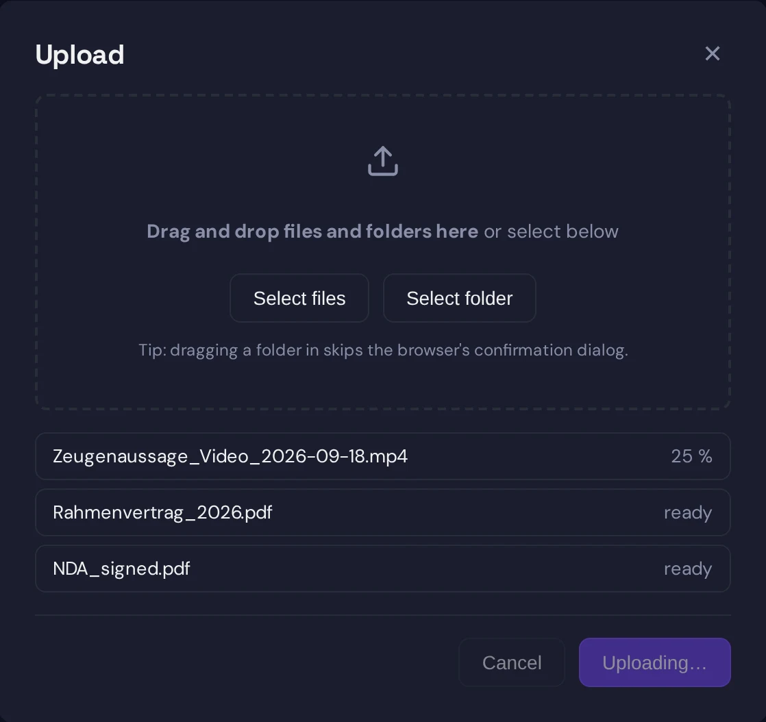 Der Upload-Dialog mitten in der Übertragung: ein Video von 160 MB bei 25 Prozent, zwei PDFs warten als „ready“, die Schaltfläche zeigt „Uploading…“