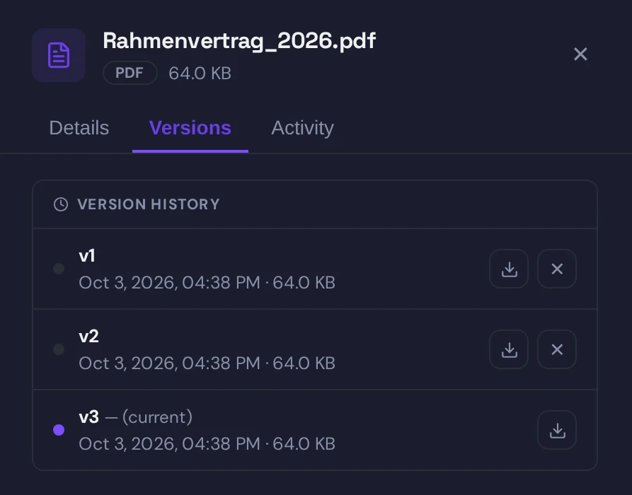 Der Reiter „Versions“ im Eigenschaftenbereich von Rahmenvertrag_2026.pdf: v1, v2 und v3, wobei v3 als aktuell markiert ist, jeweils mit Datum und Größe, einem Download-Symbol an jeder Version und einem Löschsymbol an den beiden älteren